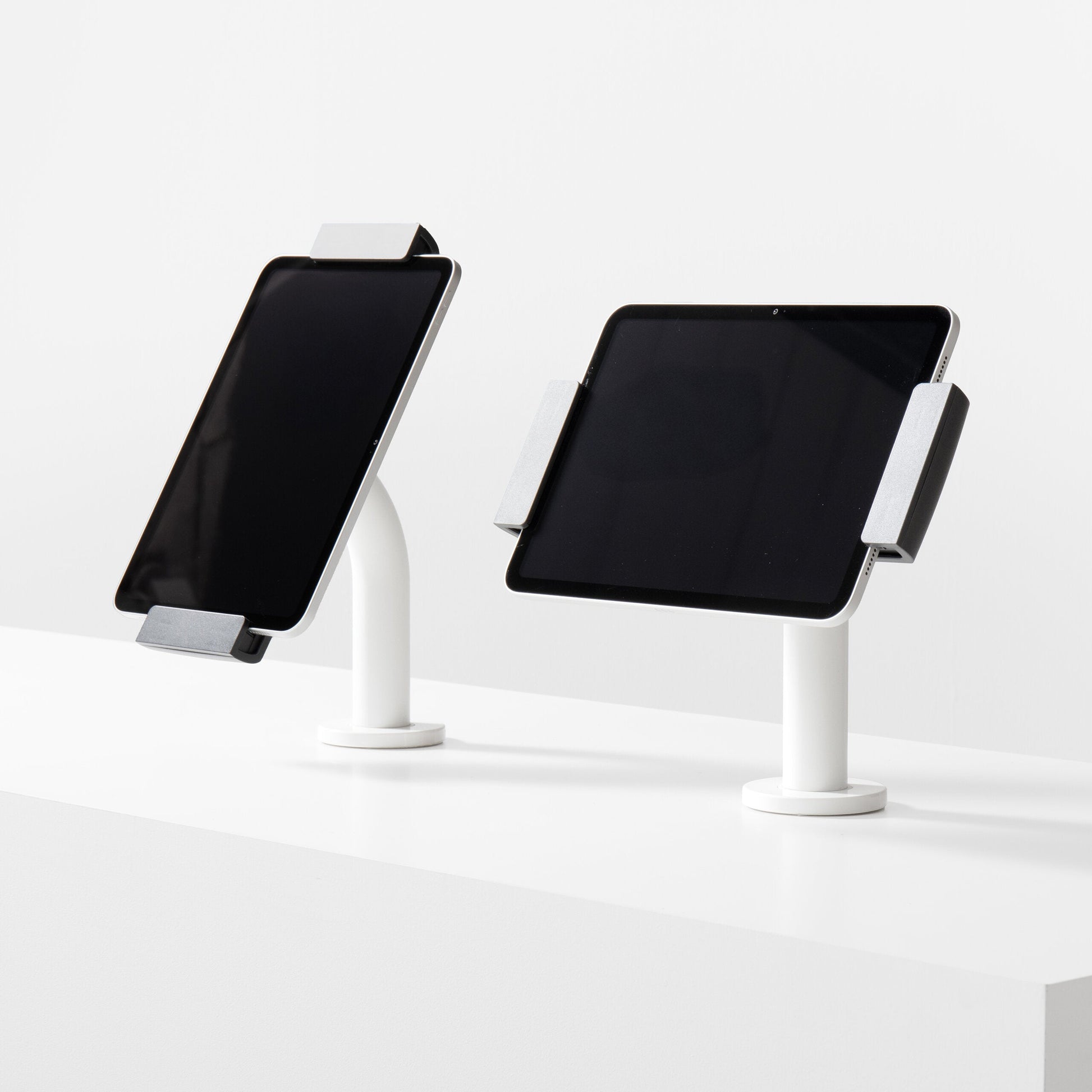 Bouncepad Clip Static 60 tablet bureauhouder in wit, in portret- en landschapsstand