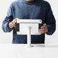 Bouncepad Clip Static 60 tablet bureauhouder in wit, getoond in gebruik