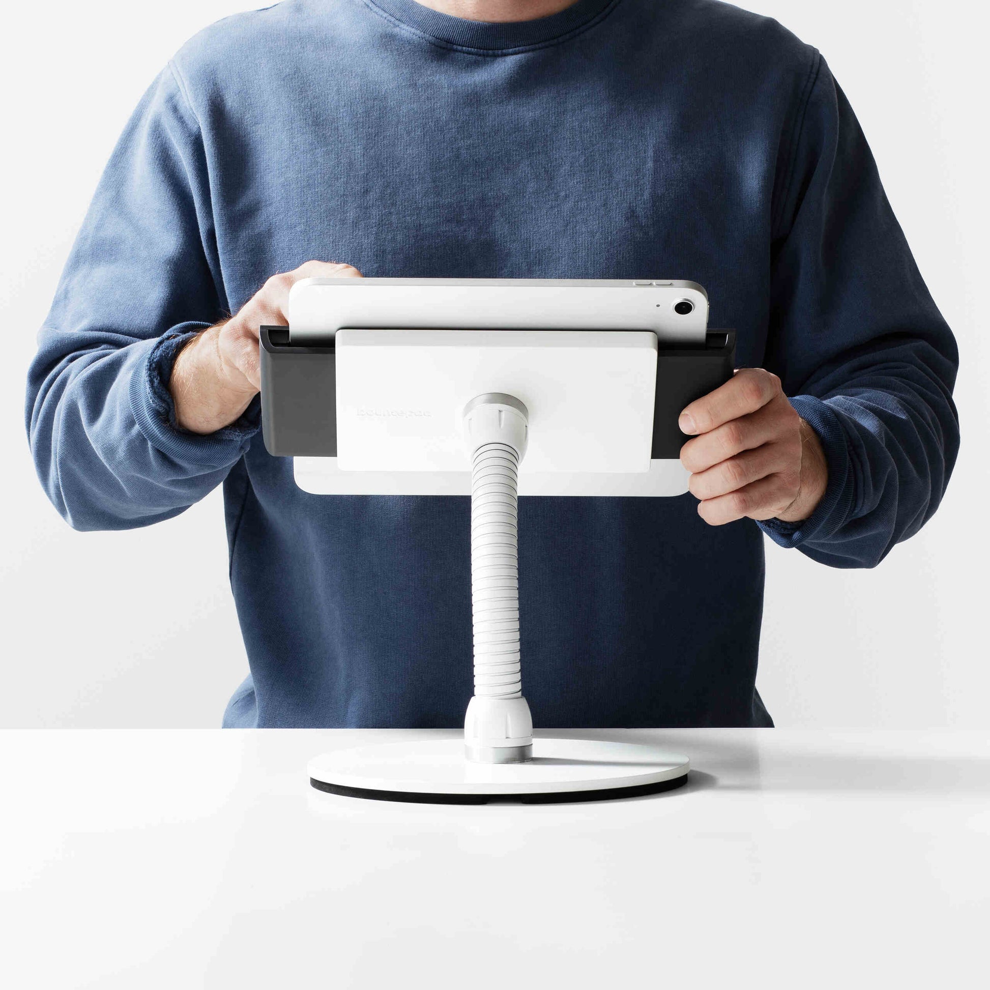 Bouncepad Clip Counter Flex-tabletstandaard in wit, in gebruik getoond