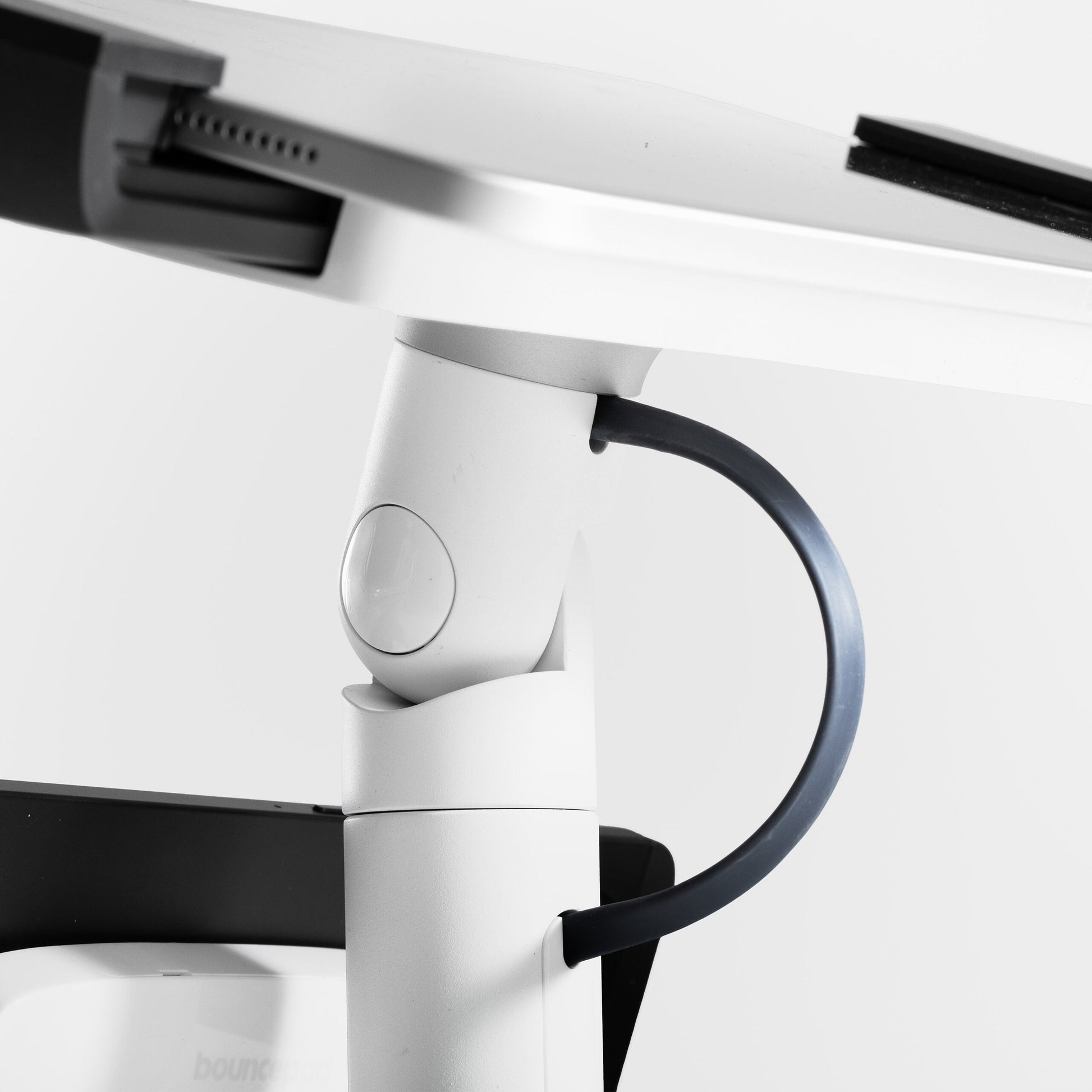 Bouncepad Clip Twin tabletbureauhouder in wit, kabelbeheer, detailaanzicht