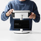 Bouncepad Clip Counter Twin-tabletstandaard in wit, vooraanzicht, in gebruik getoond