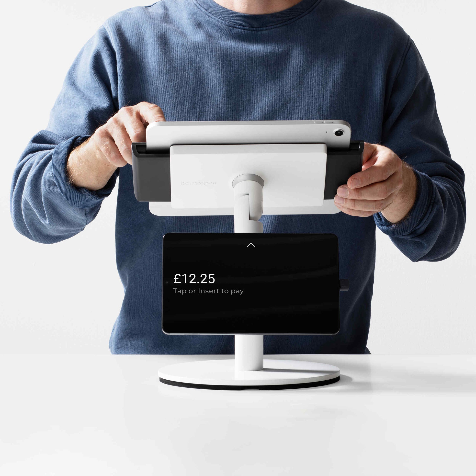Bouncepad Clip Counter Twin-tabletstandaard in wit, vooraanzicht, in gebruik getoond