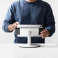 Bouncepad Clip Counter Twist-Mini tabletstandaard in wit, vooraanzicht, in gebruik getoond