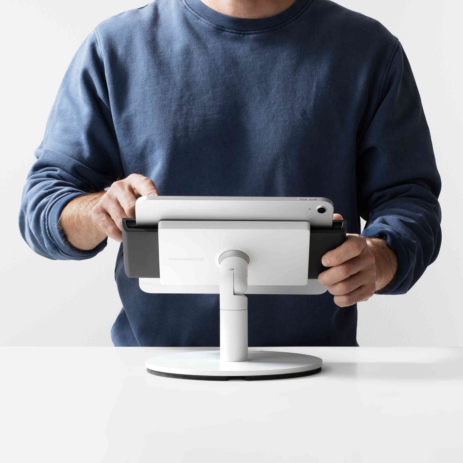 Bouncepad Clip Counter Twist-Mini tabletstandaard in wit, vooraanzicht, in gebruik getoond