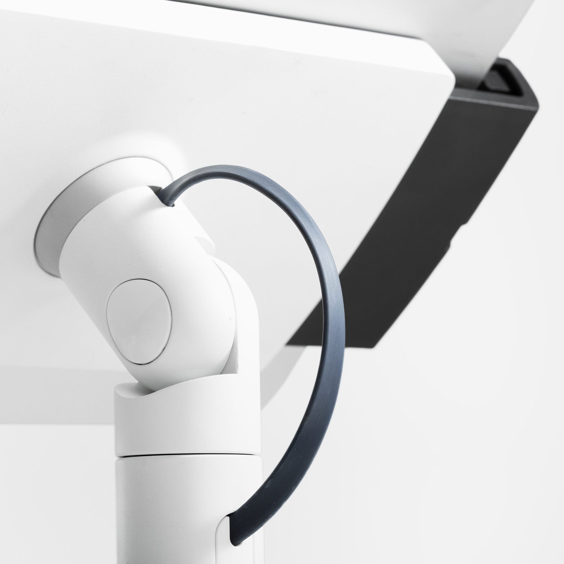 Bouncepad Clip Counter Twist-Mini tabletstandaard in wit, kabelbeheer, detailweergave