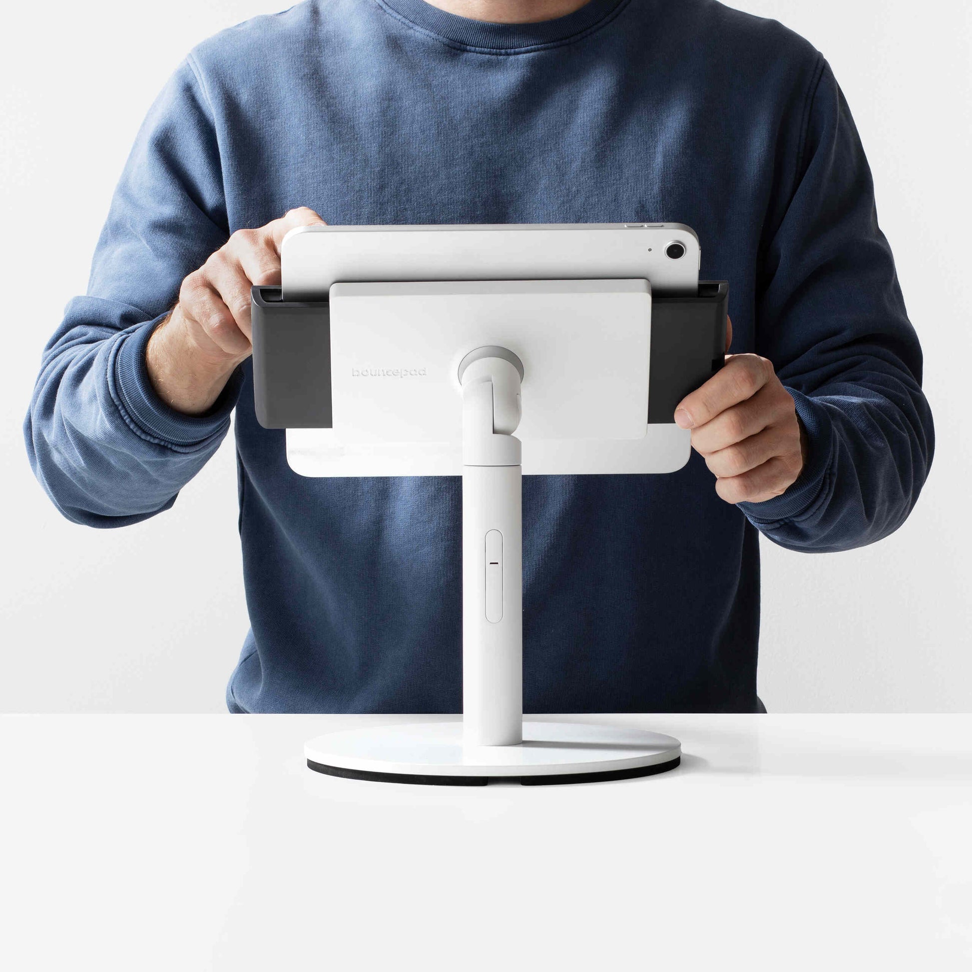 Bouncepad Clip Counter Twist tabletstandaard in wit, vooraanzicht, getoond in gebruik