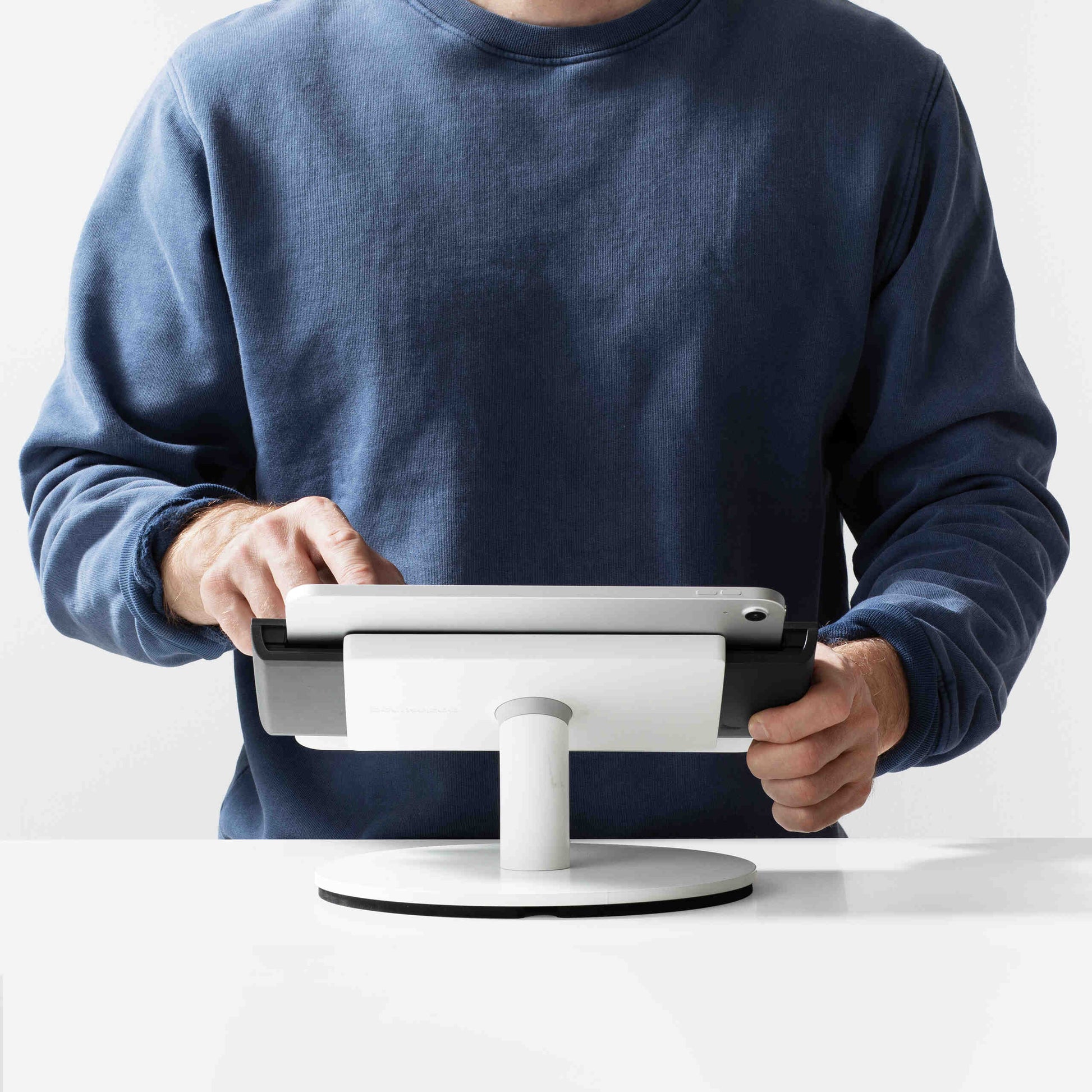 Bouncepad Clip baliehouder voor tablet in wit, getoond in gebruik