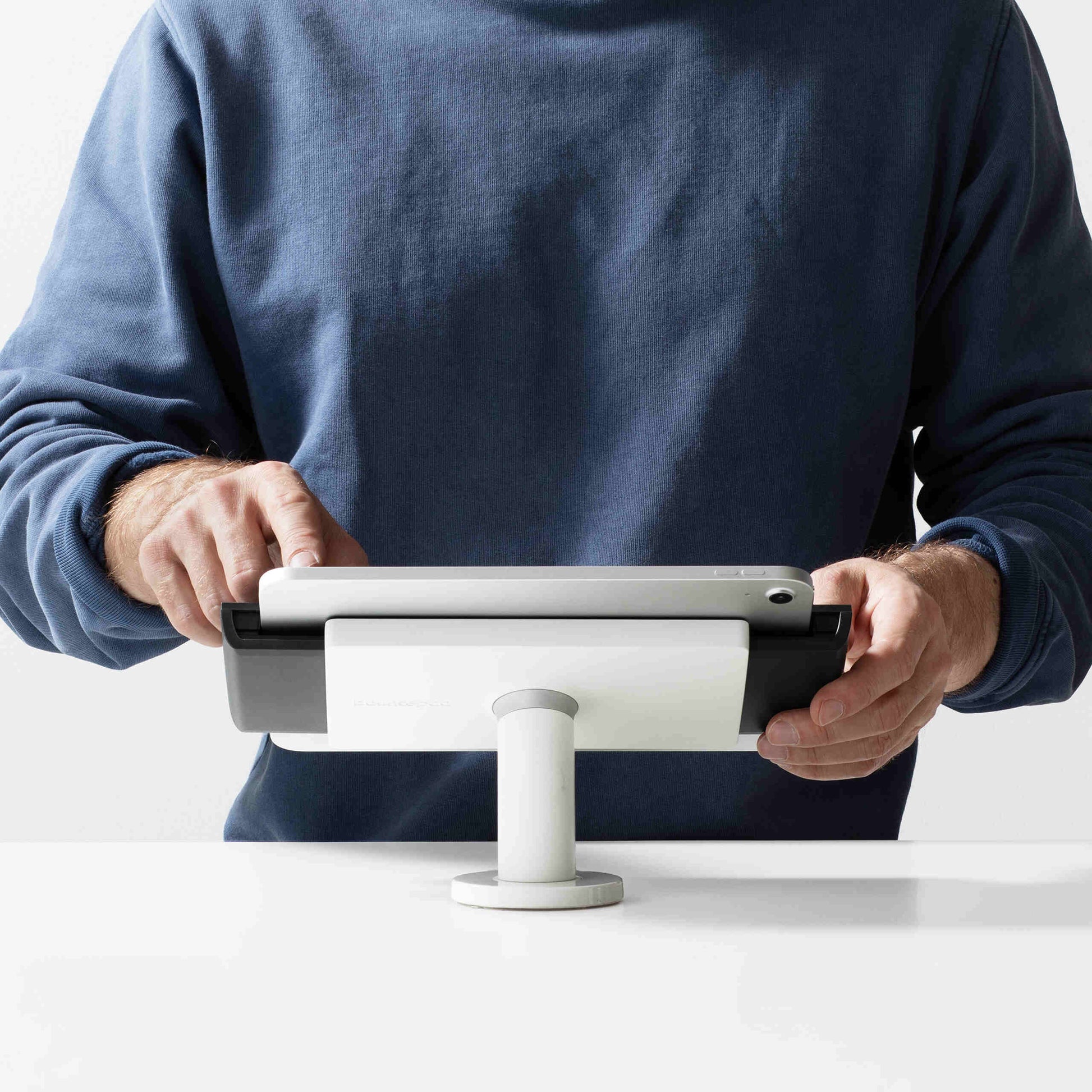 Bouncepad Clip bureau-tablethouder in wit, in gebruik getoond