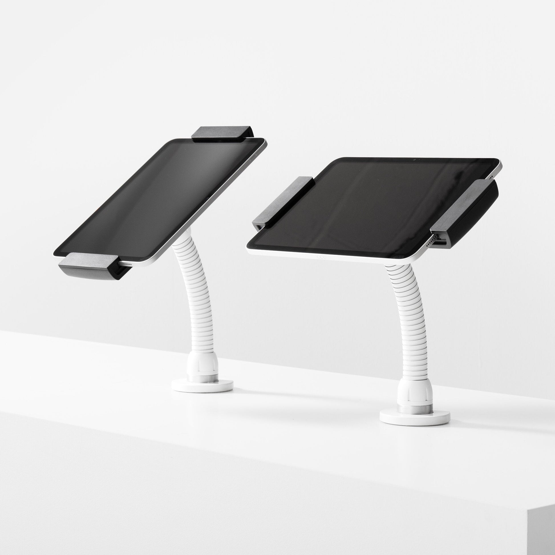 Bouncepad Clip Flex tablet-bureauhouder in wit, staande en liggende stand