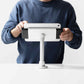 Bouncepad Clip Flex tablet-bureauhouder in wit, getoond in gebruik