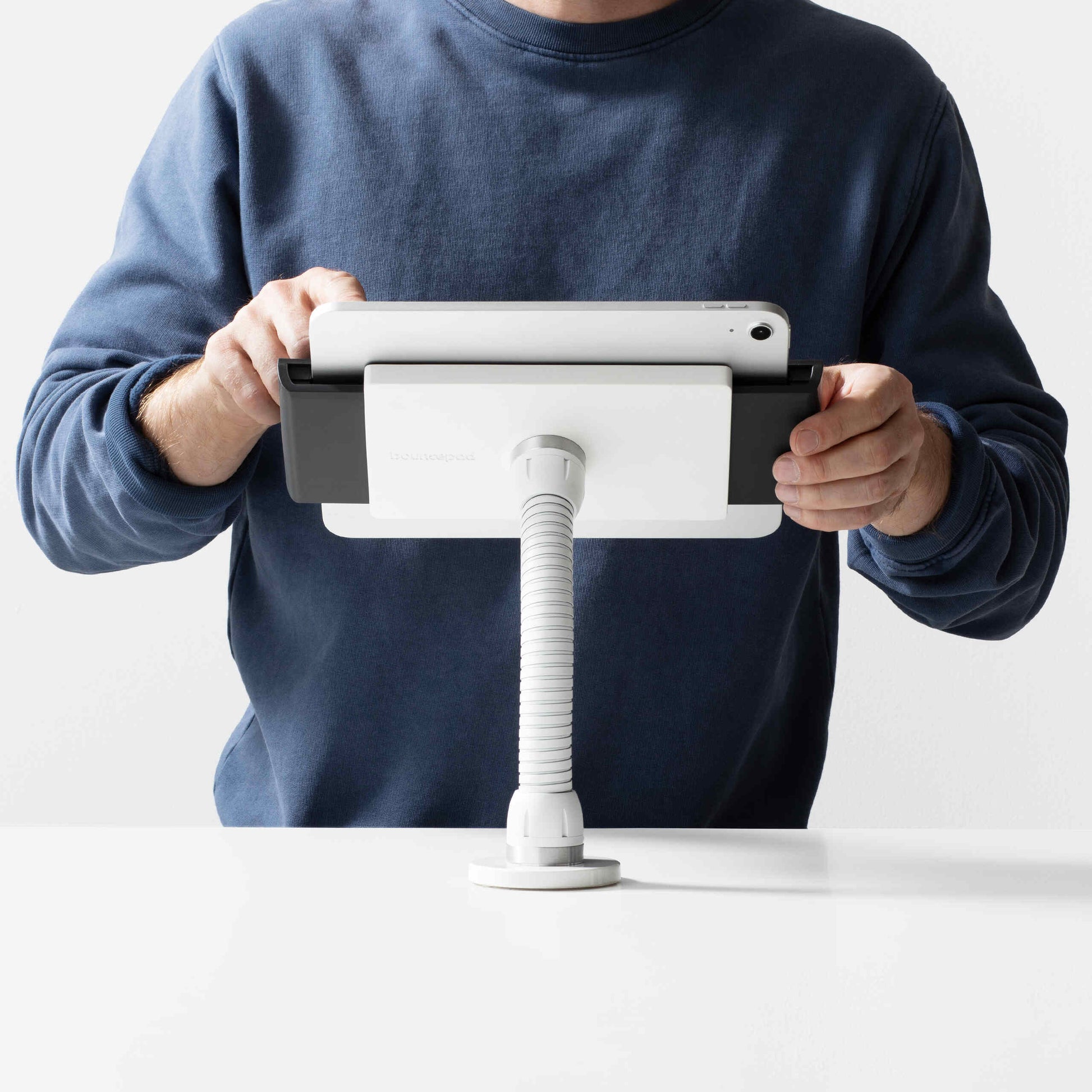 Bouncepad Clip Flex tablet-bureauhouder in wit, getoond in gebruik