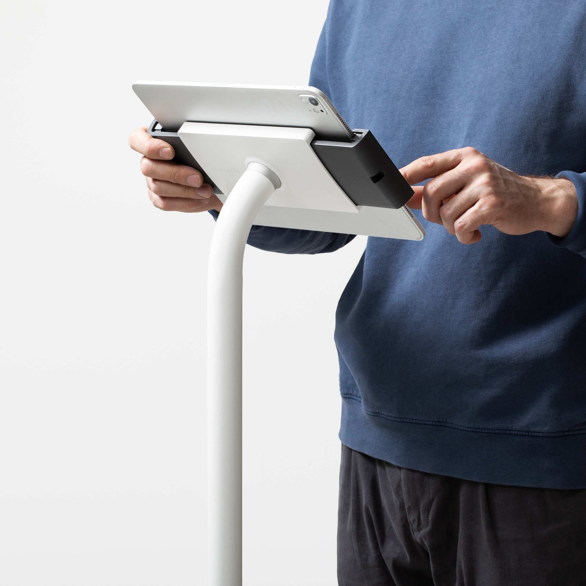 Bouncepad Clip Elevate Slim tablet-vloerstandaard in wit, in gebruik getoond