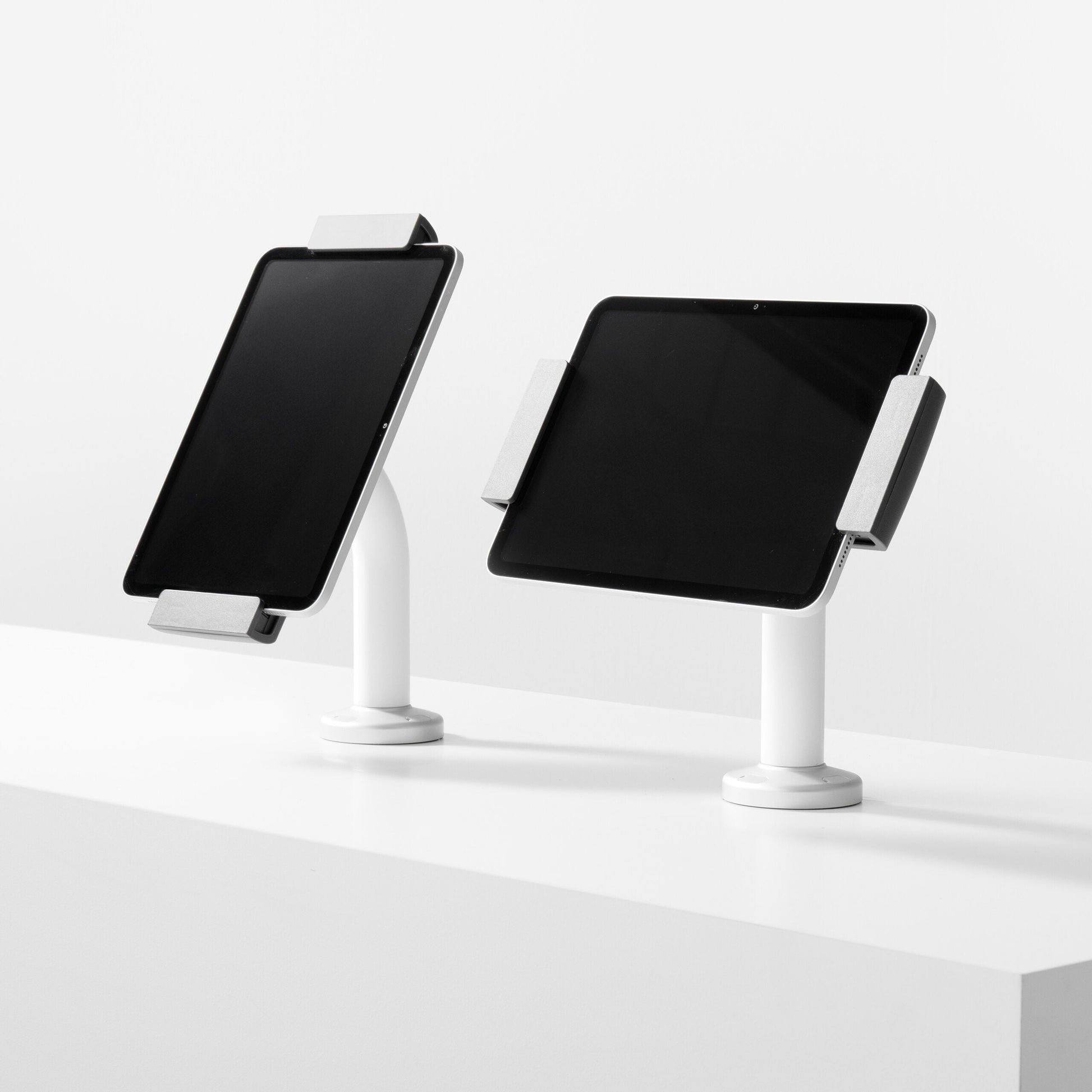 Bouncepad Clip Swivel 60 tablet-bureauhouder in wit, staande en liggende oriëntatie