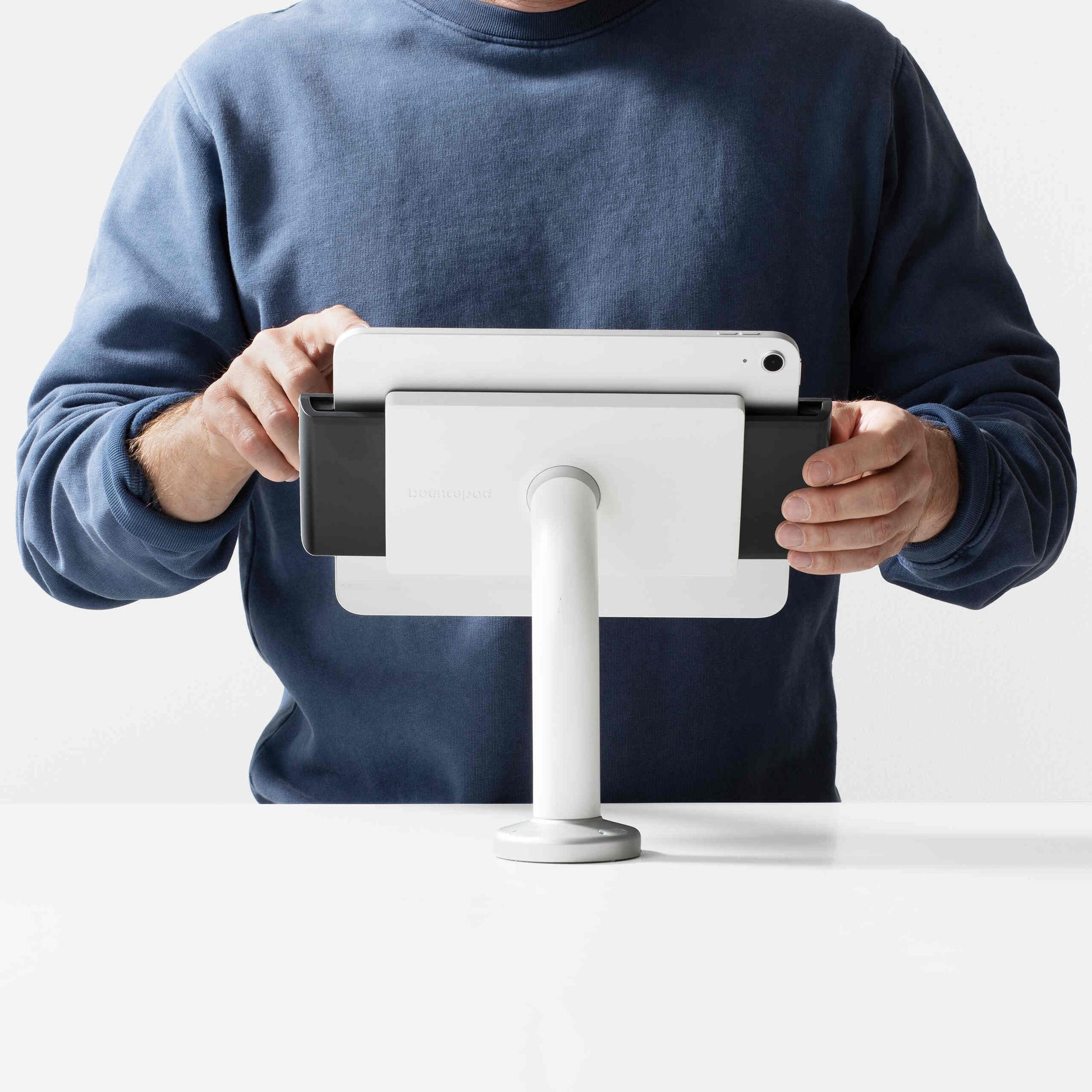 Bouncepad Clip Swivel 60 tablet-bureauhouder in wit, getoond in gebruik