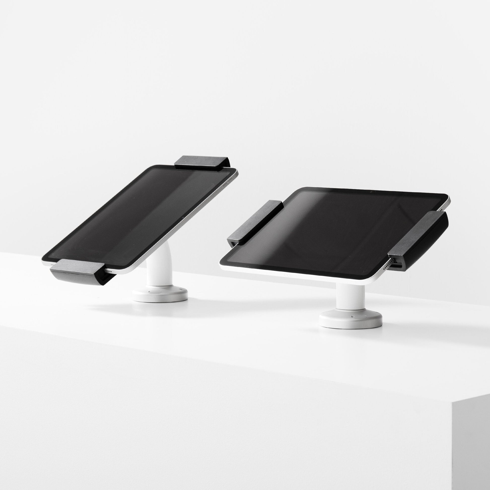 Bouncepad Clip Swivel bureaubevestiging voor tablet in wit, in portret- en landschapsstand