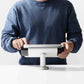 Bouncepad Clip Swivel bureaubevestiging voor tablet in wit, in gebruik getoond