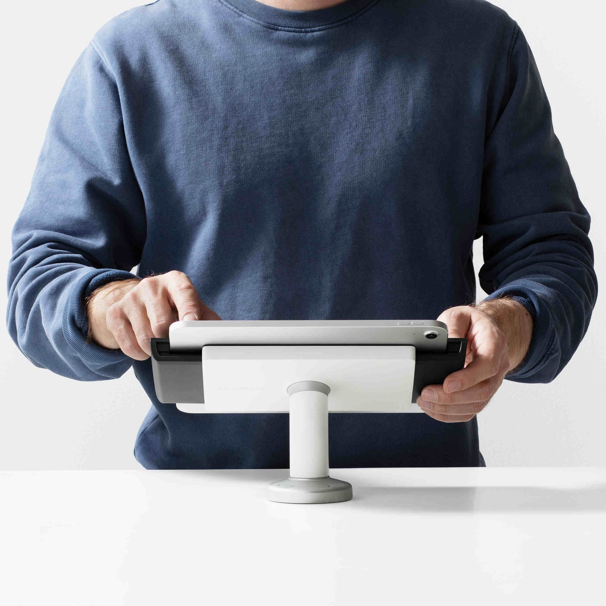 Bouncepad Clip Swivel bureaubevestiging voor tablet in wit, in gebruik getoond