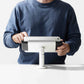 Bouncepad Clip Twist-Mini tablet bureausteun in wit, vooraanzicht, getoond in gebruik
