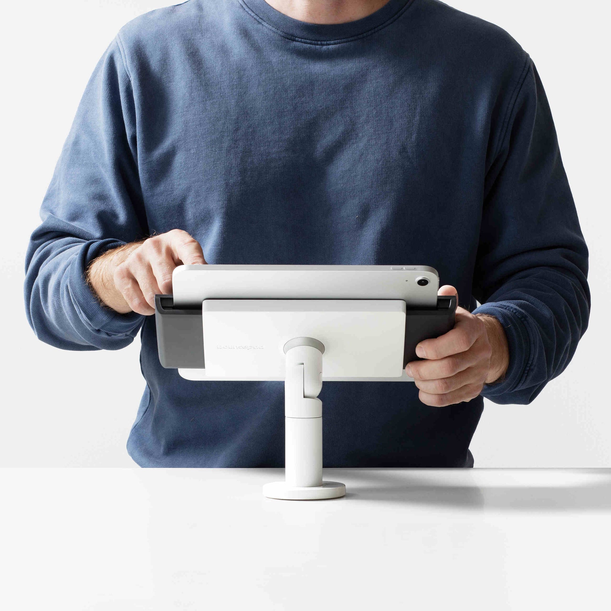 Bouncepad Clip Twist-Mini tablet bureausteun in wit, vooraanzicht, getoond in gebruik