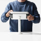 Bouncepad Clip Twist tablet-bureauhouder in wit, vooraanzicht, in gebruik getoond