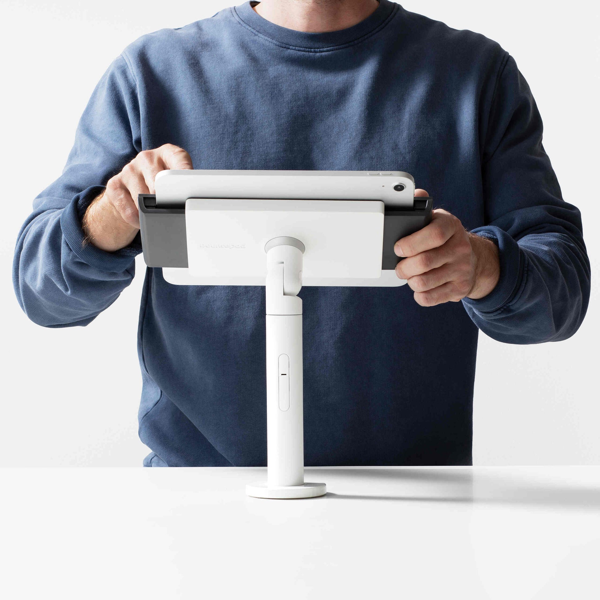 Bouncepad Clip Twist tablet-bureauhouder in wit, vooraanzicht, in gebruik getoond