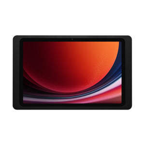 Displine Companion Wall 2.0 wandhouder voor Samsung Galaxy Tab voor Samsung Galaxy TAB A9 en TAB A11, in zwart, vooraanzicht, met geïnstalleerde tablet