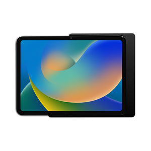 Displine Companion Wall Home iPad-wandhouder voor iPad 10e generatie 10,9 inch en iPad 11e generatie A16 11 inch, in zwart, vooraanzicht, met geïnstalleerde tablet