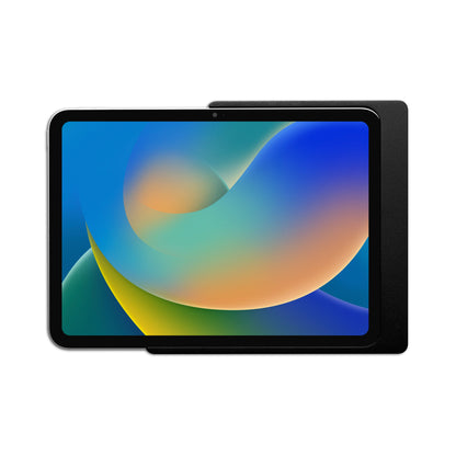 Displine Companion Wall Home iPad-wandhouder voor iPad 10e generatie 10,9 inch en iPad 11e generatie A16 11 inch, in zwart, vooraanzicht, met geïnstalleerde tablet