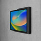 Displine Companion Wall Home iPad-wandhouder voor iPad 10e generatie 10,9 inch en iPad 11e generatie A16 11 inch, in zwart, zijaanzicht, op betonnen muur