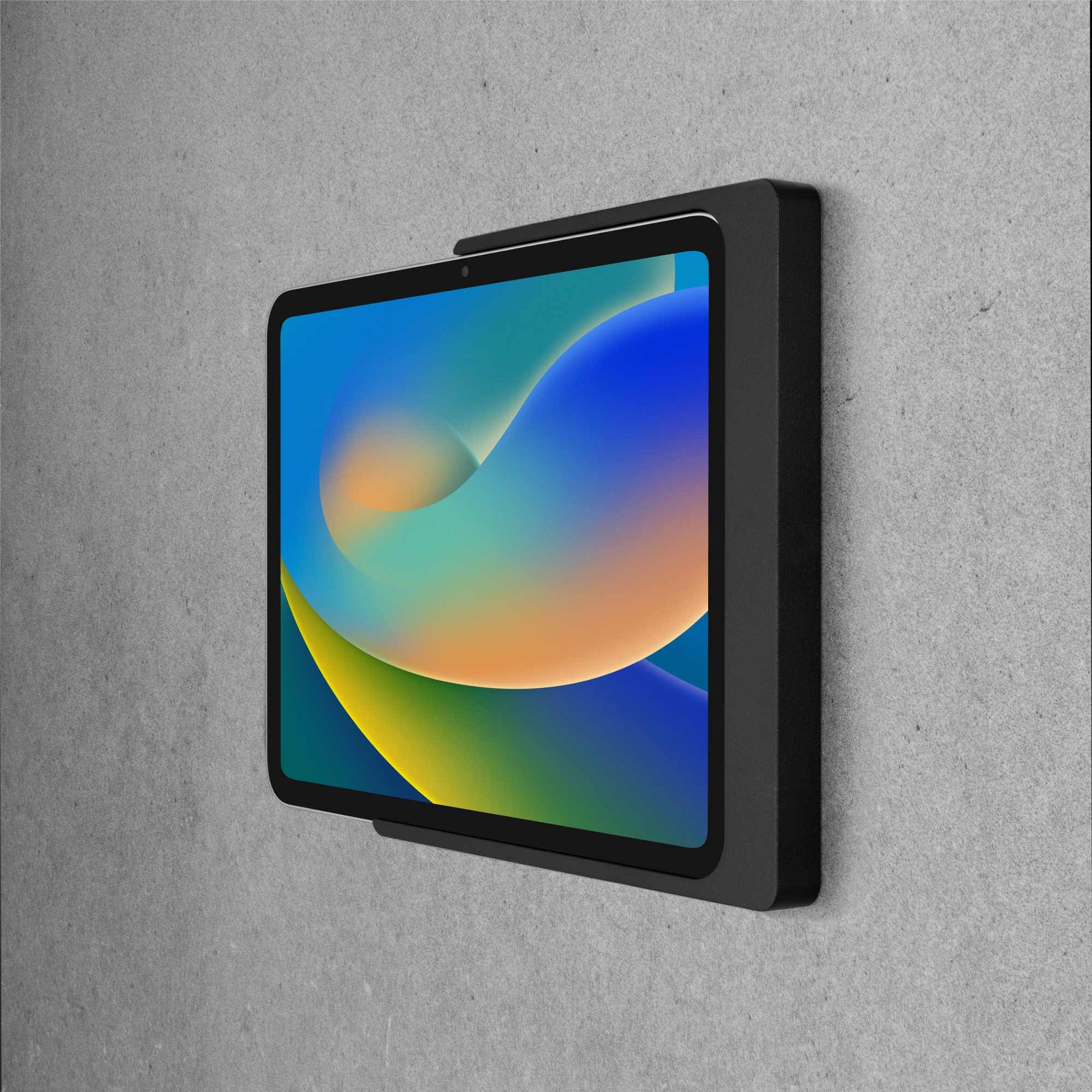 Displine Companion Wall Home iPad-wandhouder voor iPad 10e generatie 10,9 inch en iPad 11e generatie A16 11 inch, in zwart, zijaanzicht, op betonnen muur