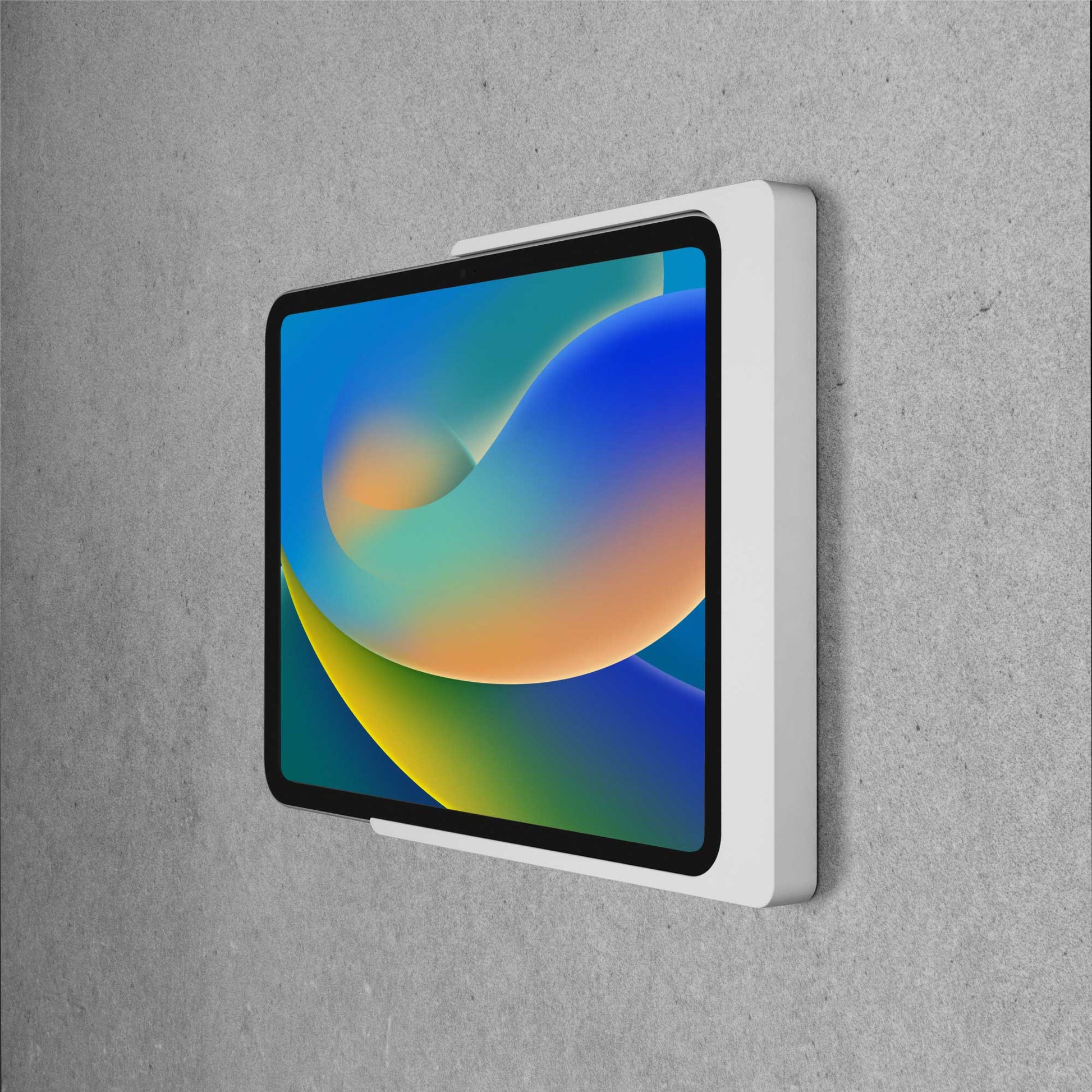 Displine Companion Wall Home iPad-wandhouder voor iPad 10e generatie 10,9 inch en iPad 11e generatie A16 11 inch, in wit, zijaanzicht, op betonnen muur