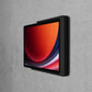 Displine Companion Wall Home wandhouder voor Samsung Galaxy Tab voor Samsung Galaxy TAB A9 en TAB A11, in zwart, zijaanzicht, op betonnen muur