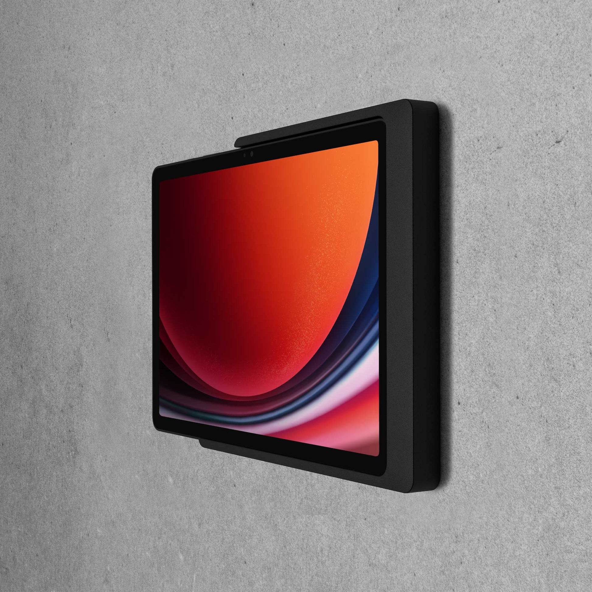 Displine Companion Wall Home wandhouder voor Samsung Galaxy Tab voor Samsung Galaxy TAB A9 en TAB A11, in zwart, zijaanzicht, op betonnen muur