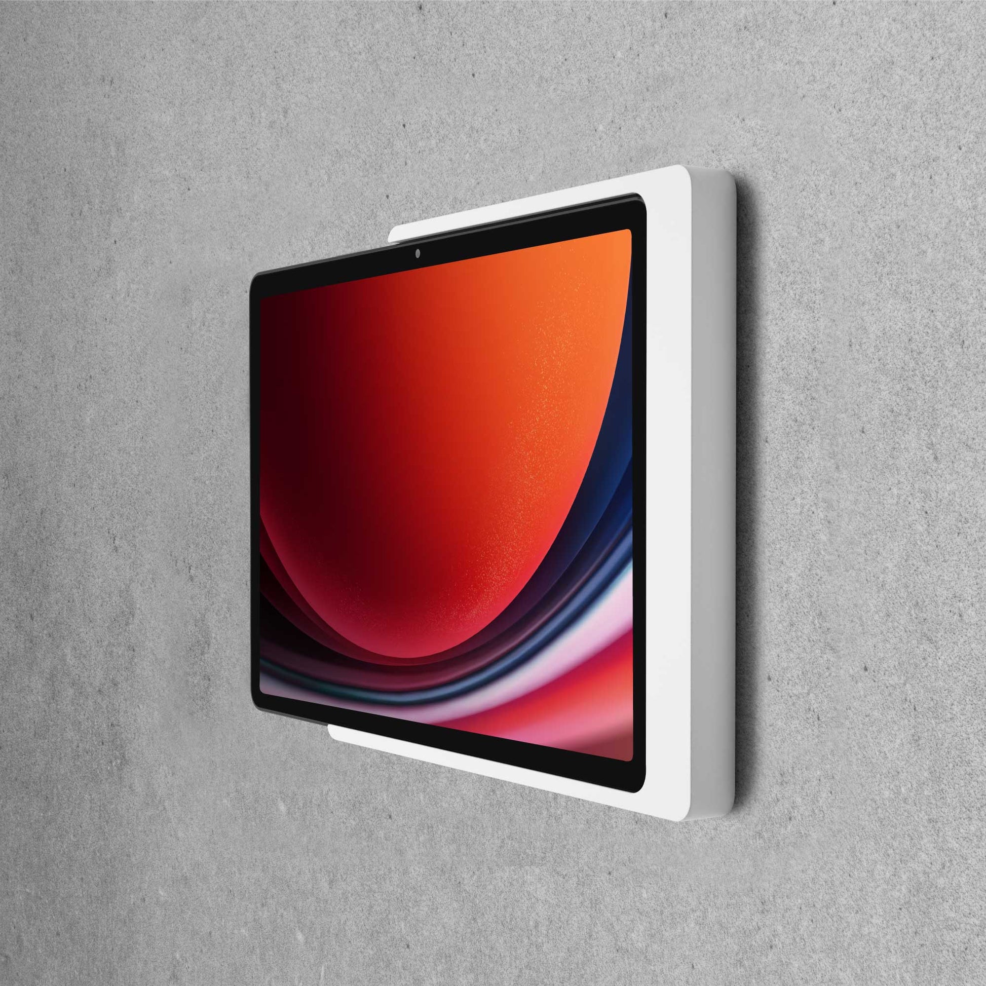 Displine Companion Wall Home wandhouder voor Samsung Galaxy Tab voor Samsung Galaxy TAB A9 en TAB A11, in wit, zijaanzicht, op betonnen muur