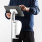 Bouncepad Core Elevate + Brother Printer Mount tablet-vloerstandaard in wit, in gebruik weergegeven