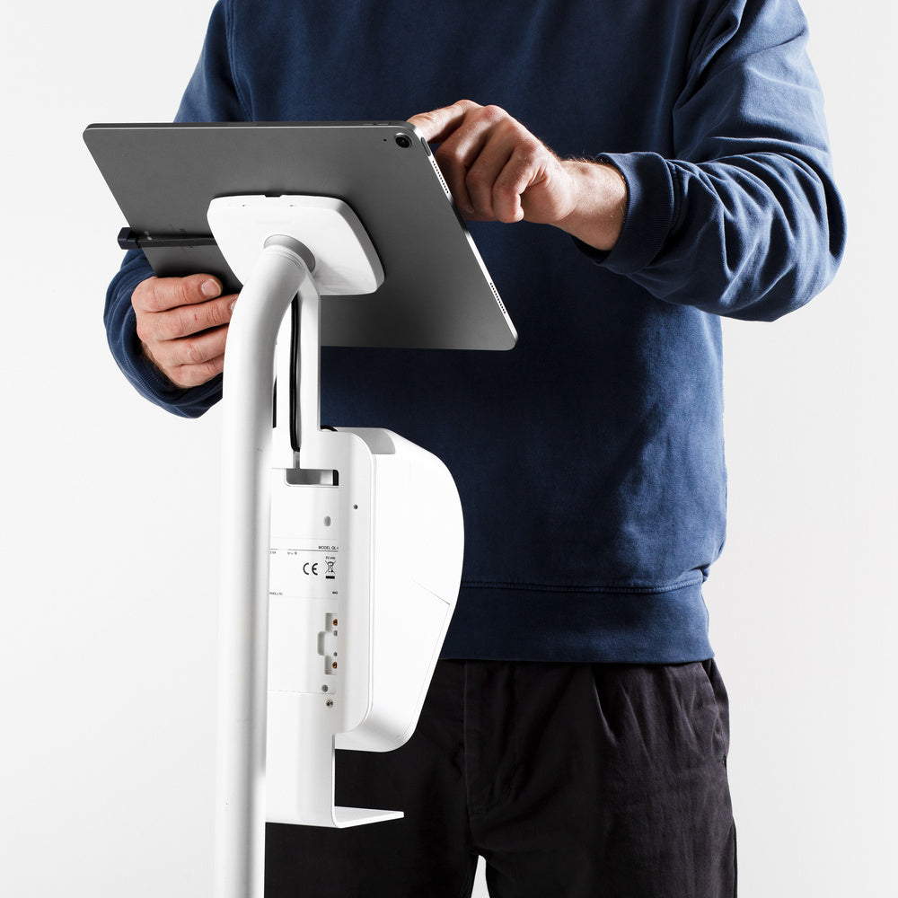 Bouncepad Core Elevate + Brother Printer Mount tablet-vloerstandaard in wit, in gebruik weergegeven
