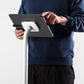 Bouncepad Core Elevate tablet-vloerstandaard in wit, getoond in gebruik