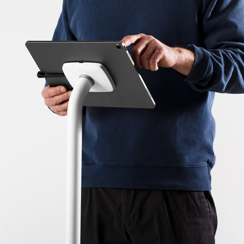Bouncepad Core Elevate Slim tablet-vloerstandaard in wit, getoond in gebruik