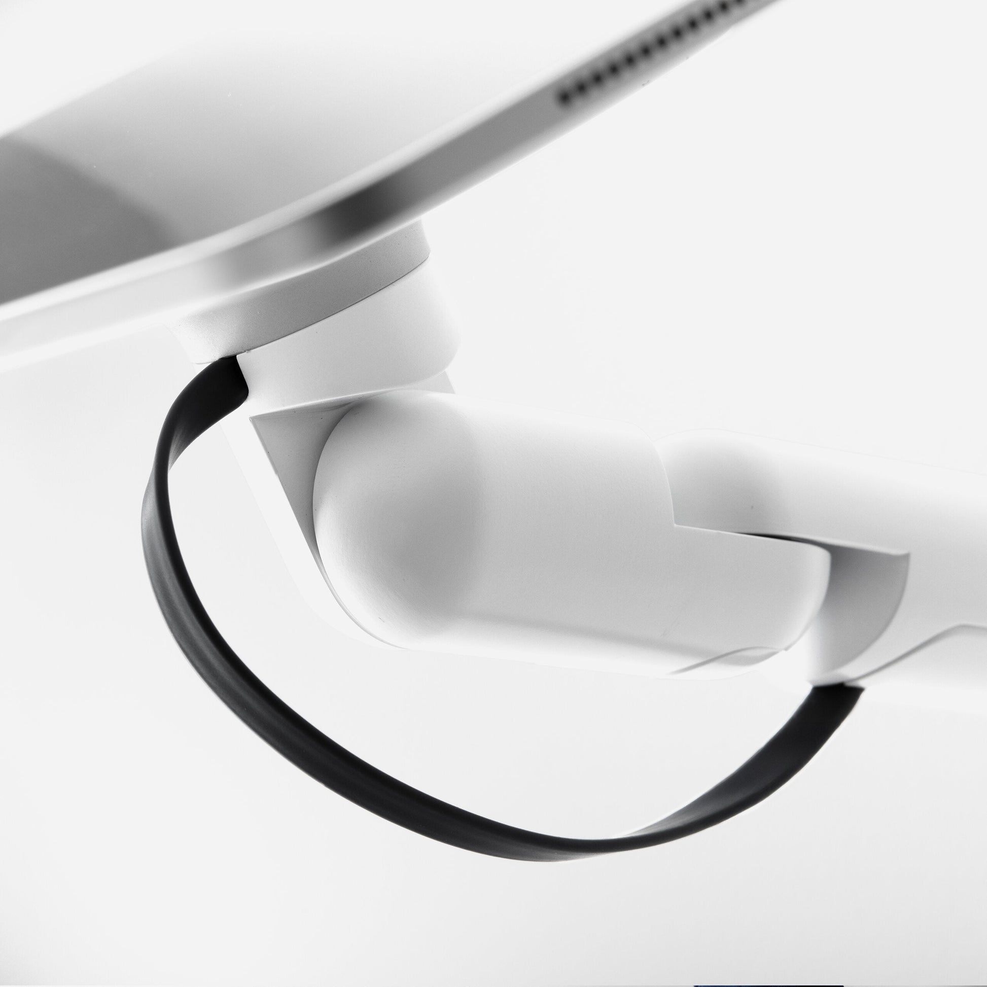 Bouncepad Core Reach tablet wandhouder in wit, kabelbeheer, detailweergave