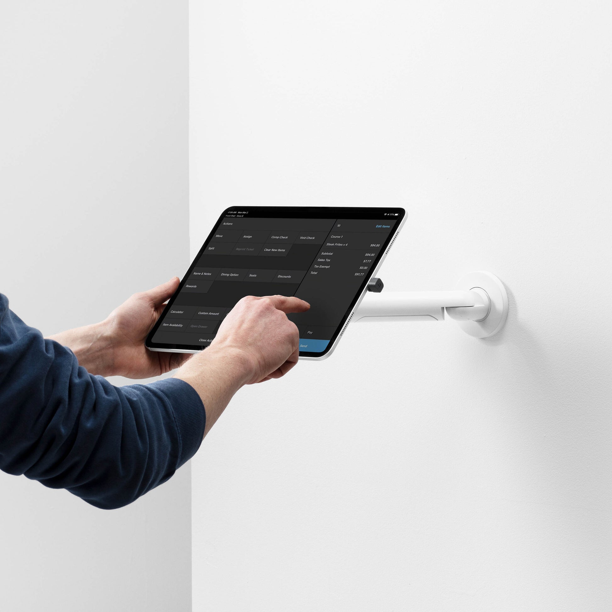 Bouncepad Core Reach tablet wandhouder in wit, in gebruik weergegeven