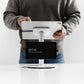 Bouncepad Core Counter Twin tabletstandaard in wit, getoond in gebruik