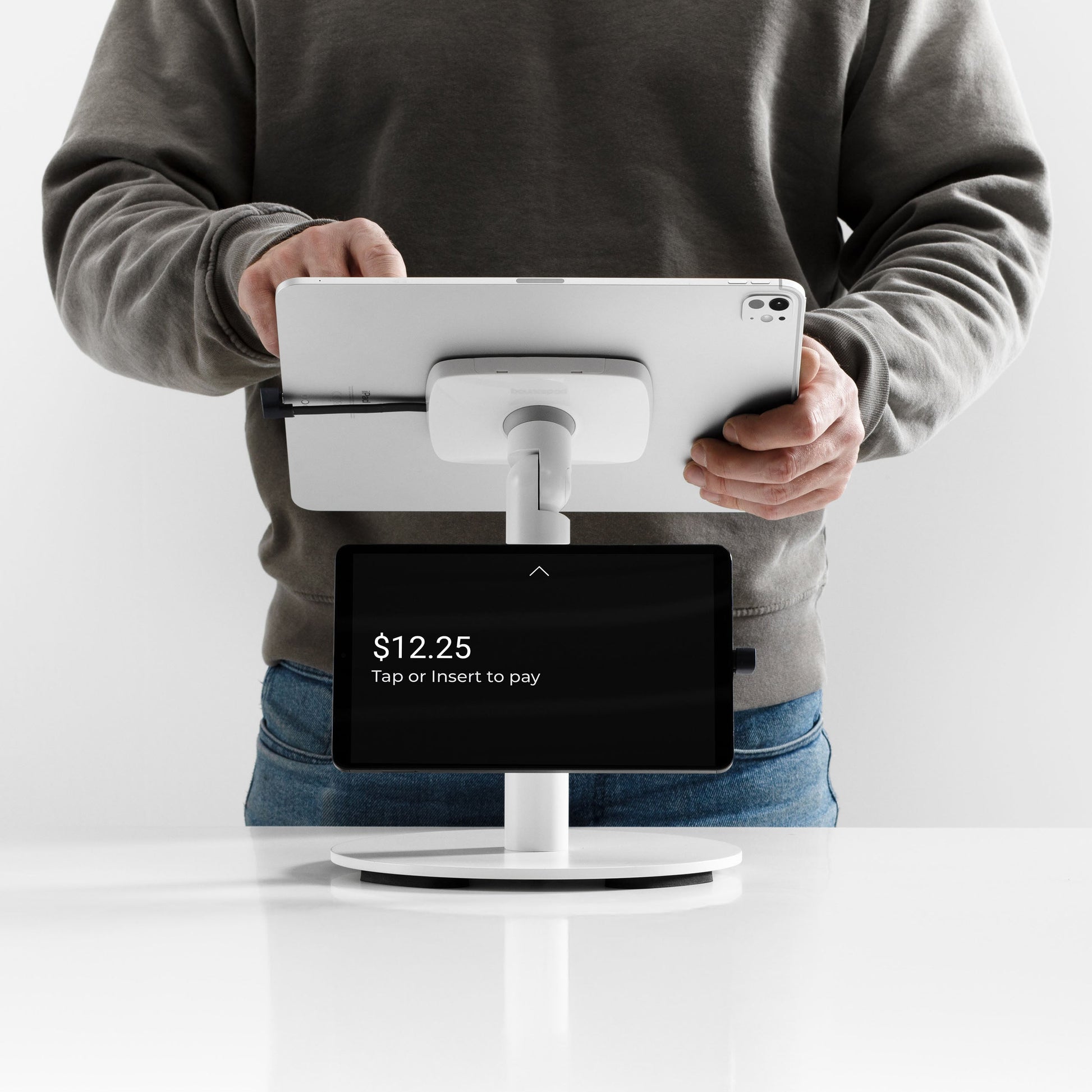 Bouncepad Core Counter Twin tabletstandaard in wit, getoond in gebruik
