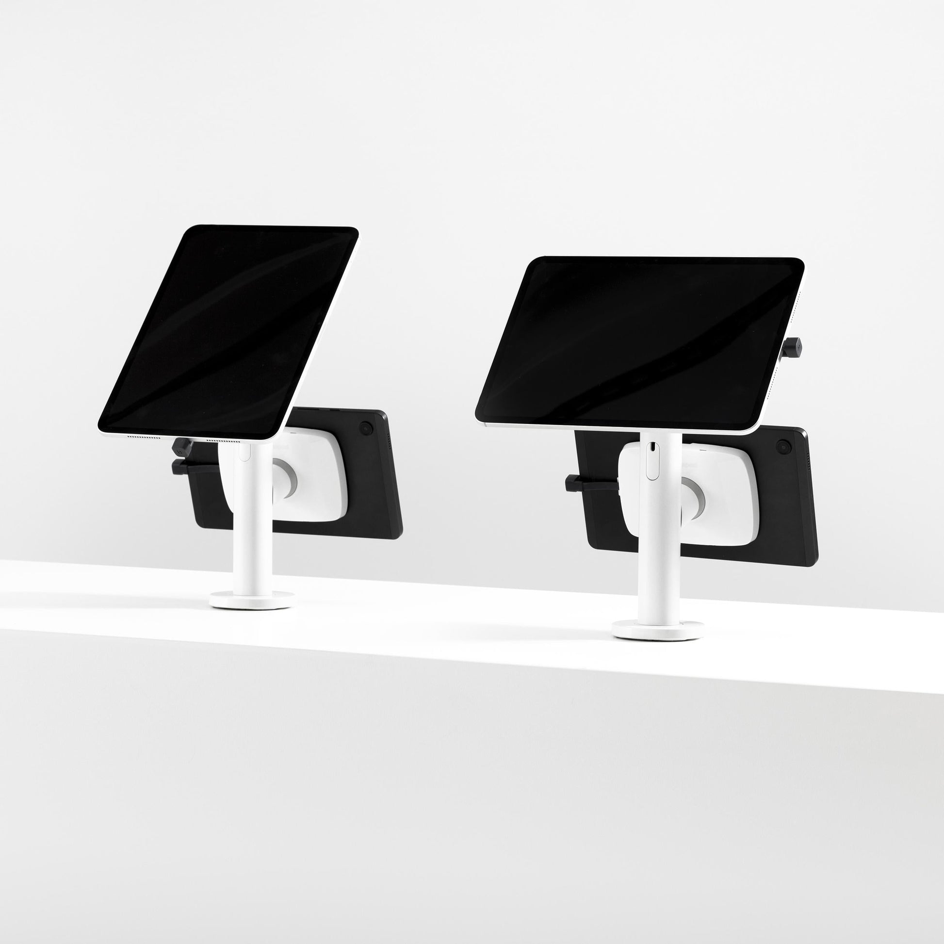 Bouncepad Core Twin tabletbureauhouder in wit, staande en liggende oriëntatie