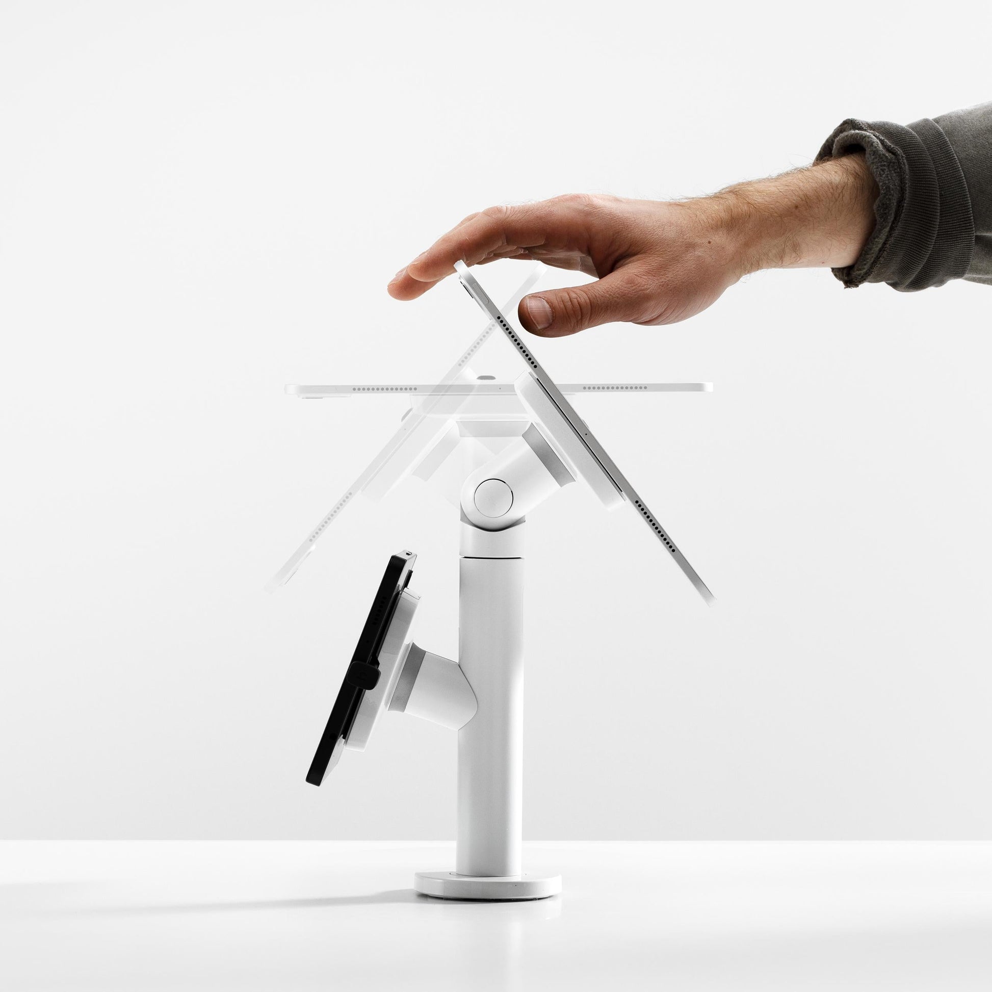 Kantel- en draaifunctie van de Bouncepad Core Twin tabletbureauhouder
