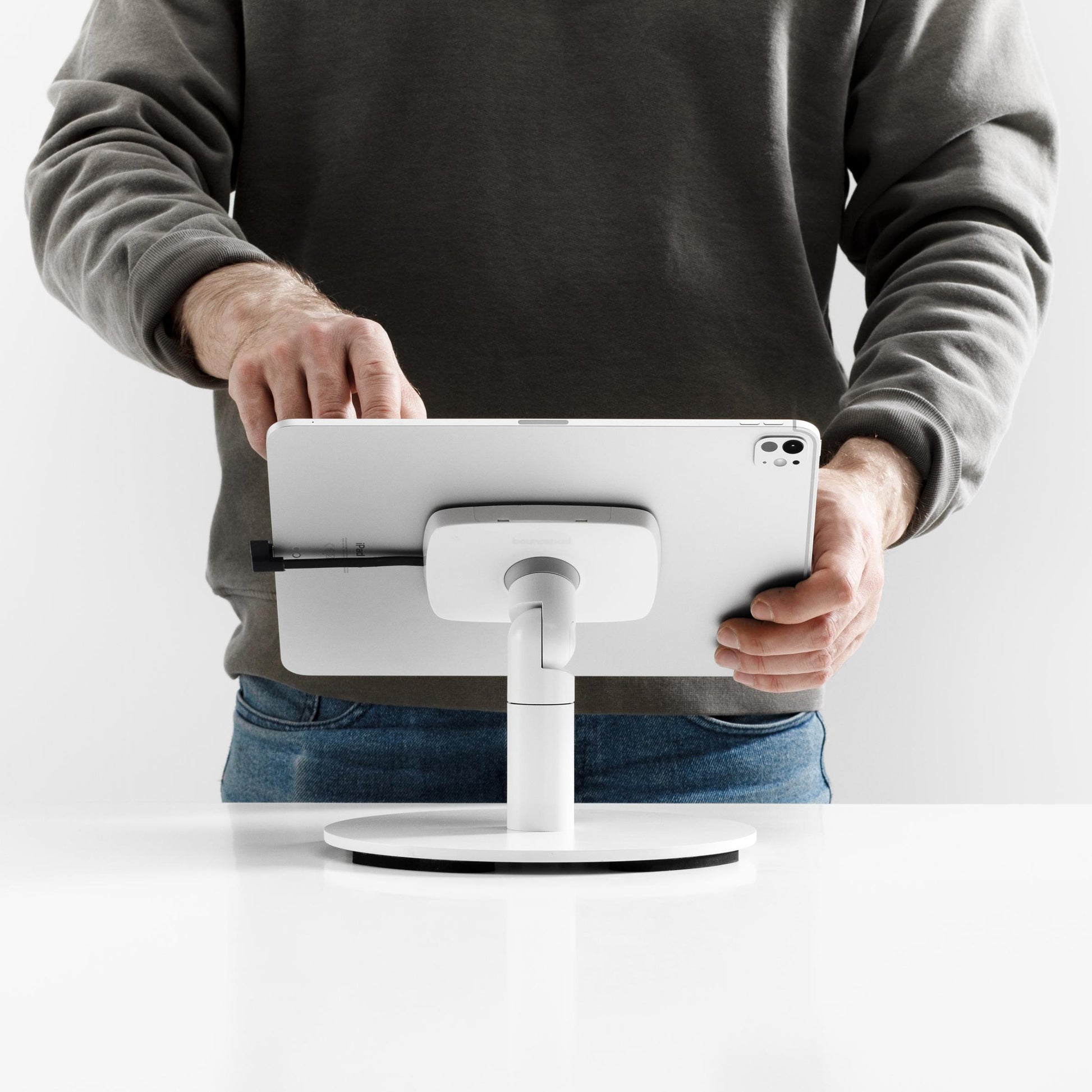 Bouncepad Core Counter Twist-Mini tablethouder in wit, getoond in gebruik