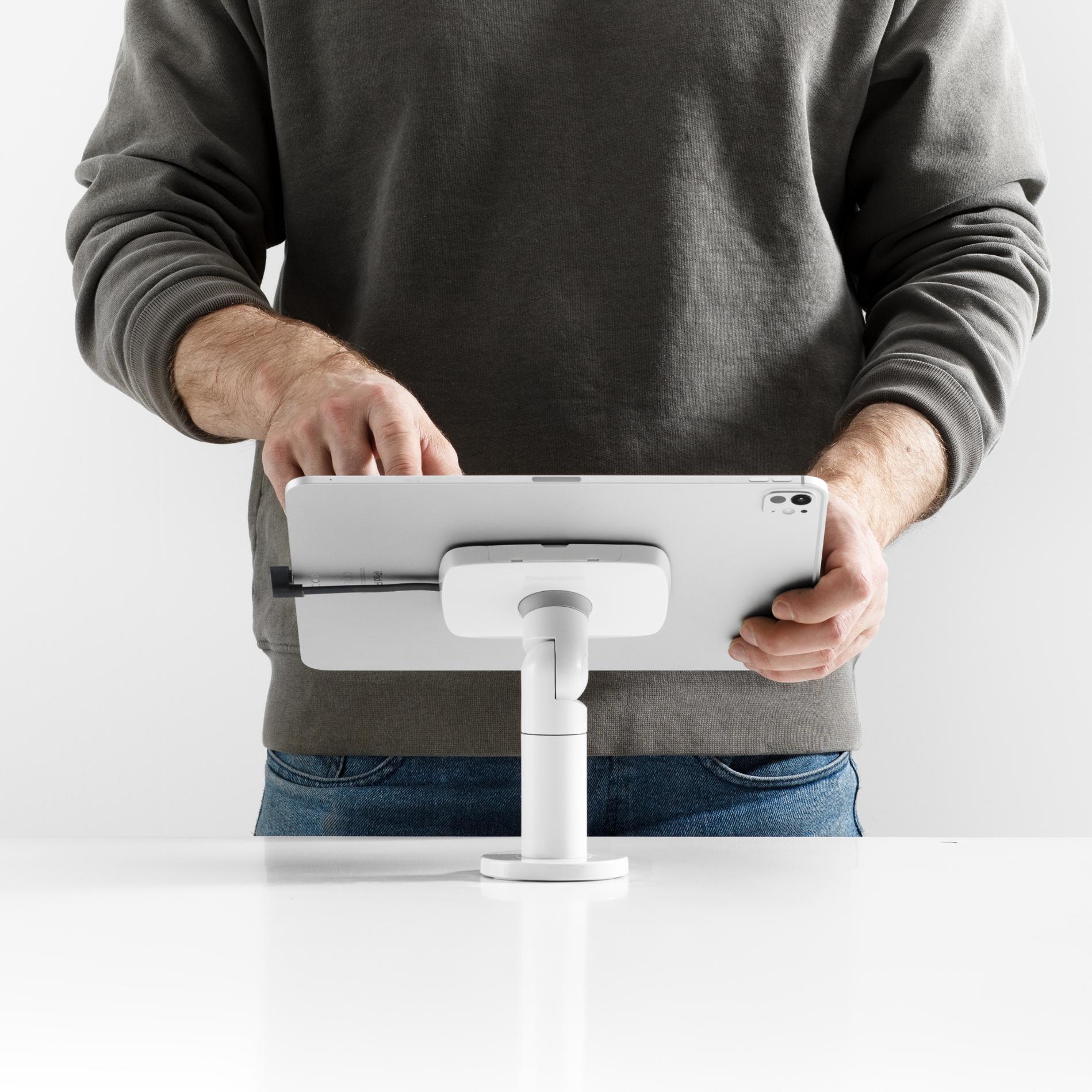 Bouncepad Core Twist-Mini tablet-bureausteun in wit, getoond in gebruik