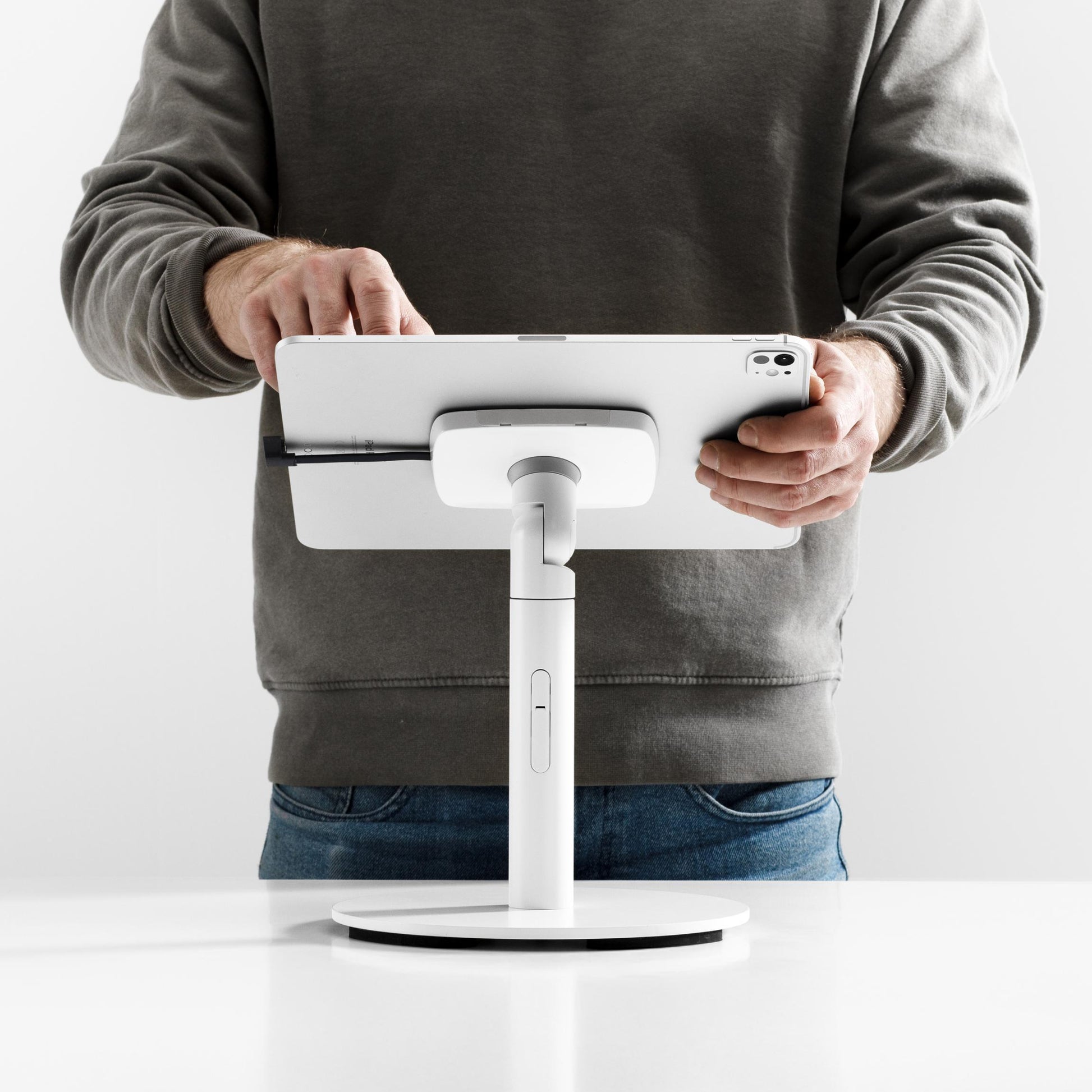 Bouncepad Core Counter Twist-tabletstandaard in wit, in gebruik getoond