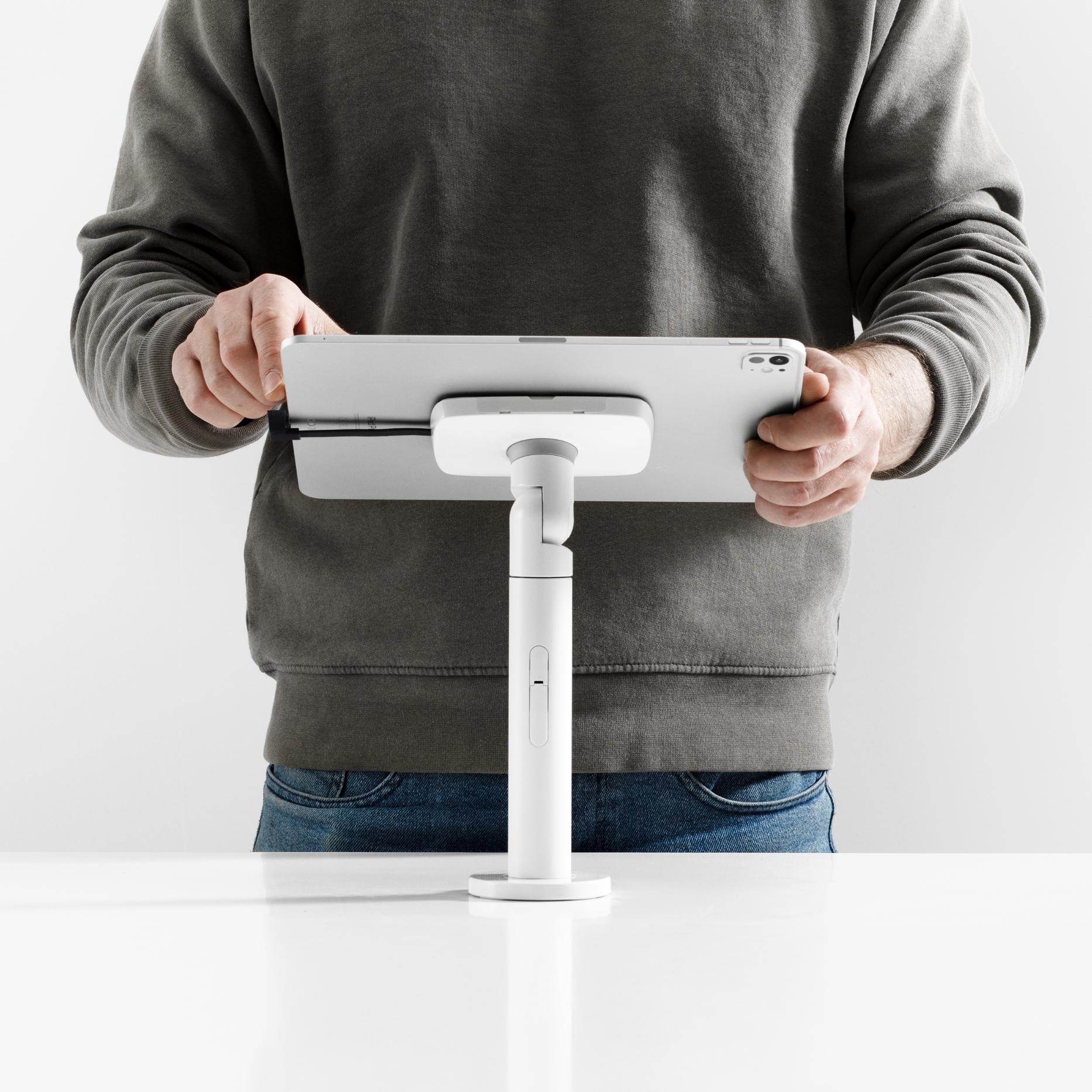 Bouncepad Core Twist tablet-bureauhouder in wit, weergegeven in gebruik