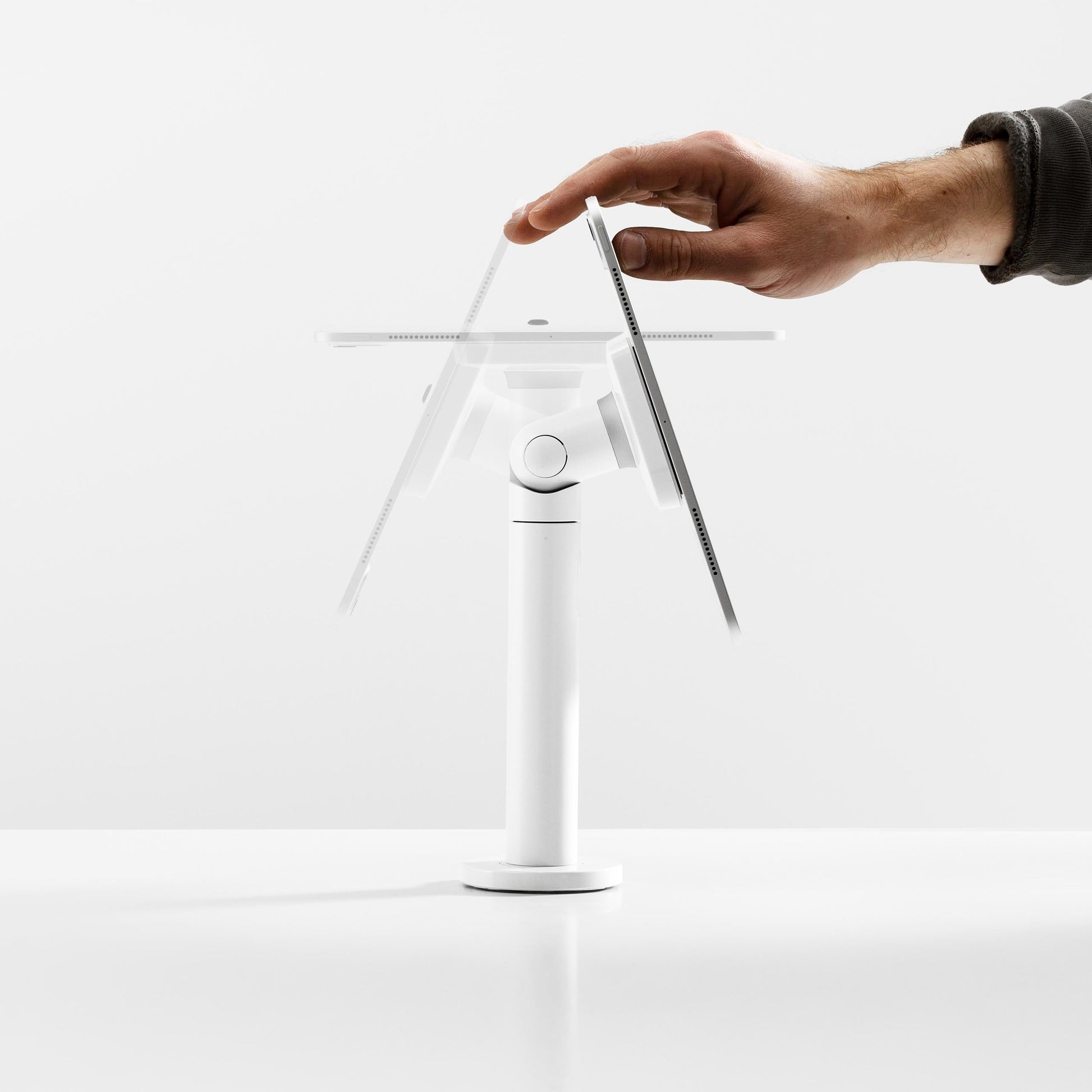 Kantel- en draaifunctie van de Bouncepad Core Twist tablet-bureauhouder