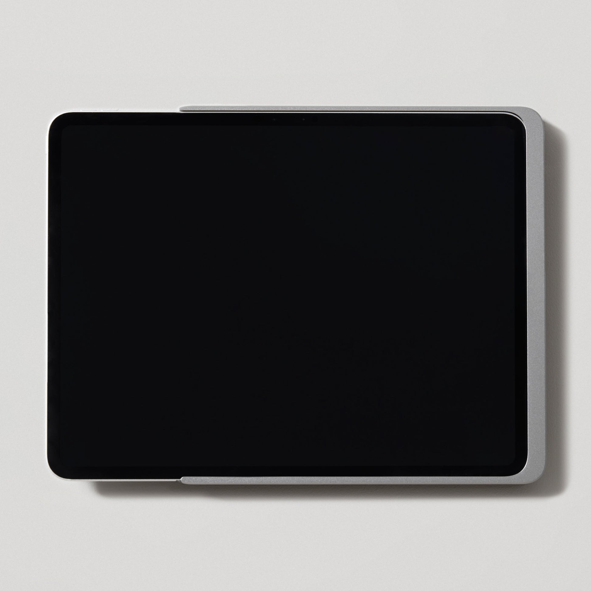 Displine Dame Wall Home 2.0 Premium iPad-wandhouder voor iPad Air 13-inch, in titanium